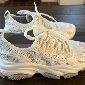 Steve Madden Sneaker, white. Never worn. 7.5